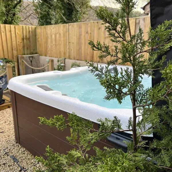 Hot tub Retreat In The Valley's Of South Wales，位于Abertillery的酒店