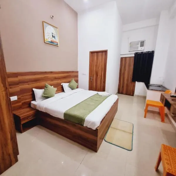 Hotel Premium Star Home，位于Tājganj的酒店