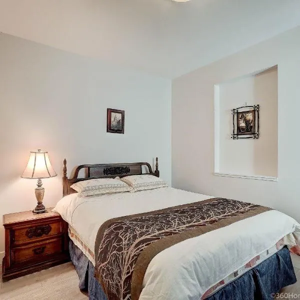 O Charming Bright Queen Bed Room Ensuite，位于西温哥华的酒店