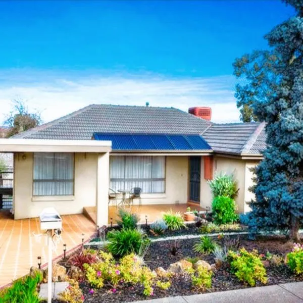 Home in Doncaster with Gardens, Near Shops & Transport，位于唐卡斯特的酒店