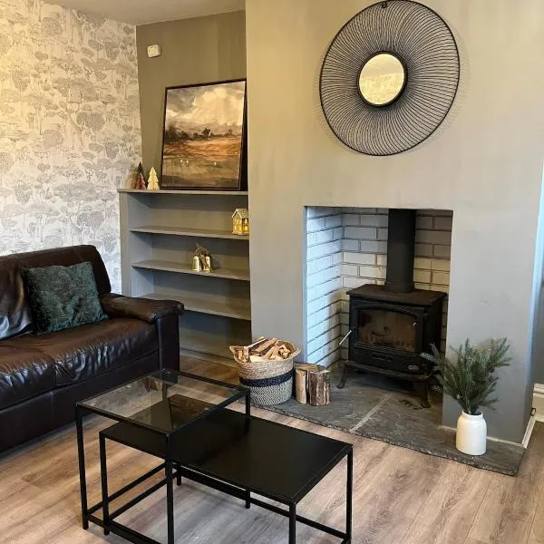 Bumblebee Cottage 3-Bed Family Stay near Sheffield with Garden & Free Parking，位于Beighton的酒店