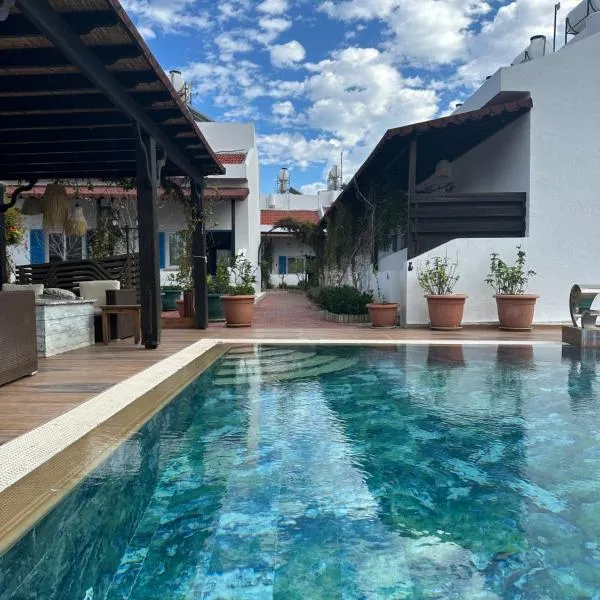 Sunside Inn Hotel，位于凯里尼亚的酒店