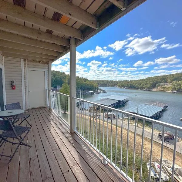 Wheelhouse Wonderland Lakefront Luxury Condo，位于奥沙克湖的酒店