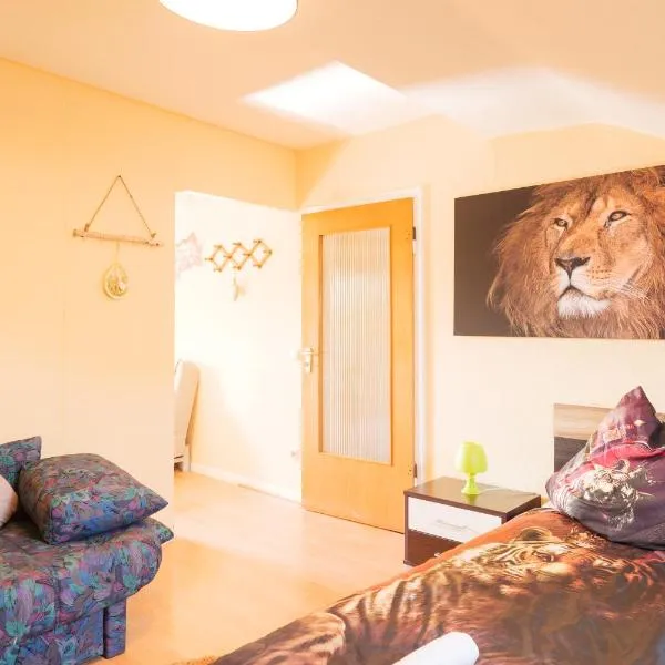 - Savanna Lodge Deluxe with Exclusive Design - Apartment 75sqm - Central Location - Terrace with View - Completely Renovated 2024 with Smart TV & Netflix - Separate Kitchen - Free Parking - Near Airport & Train，位于杜伊斯堡的酒店