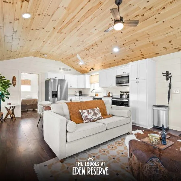 The Lodges at Eden Reserve - Cabins Near Ark，位于威廉斯敦的酒店