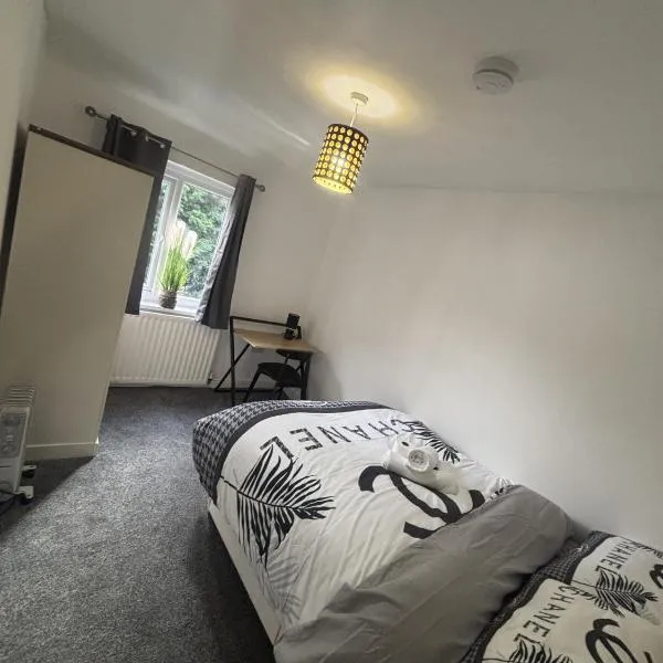 Cosy Charming room in big house，位于Little Hulton的酒店