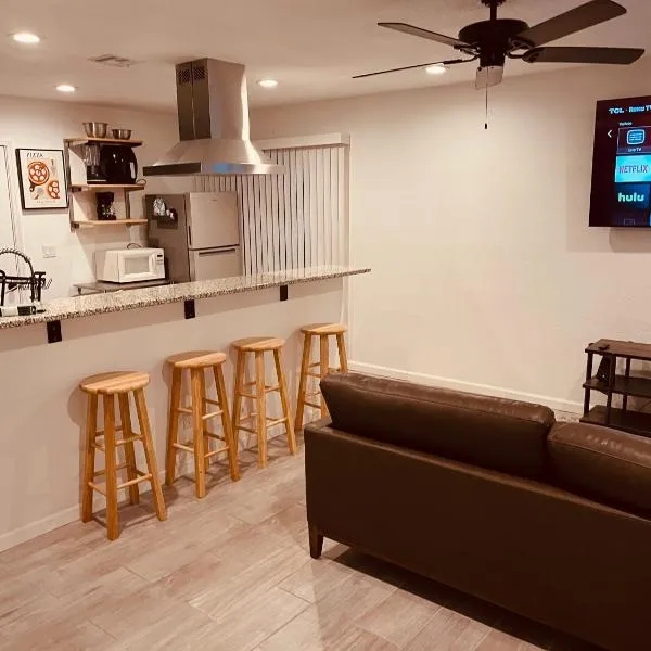 Cozy 2-BR Retreat in Kingman, AZ，位于金曼的酒店