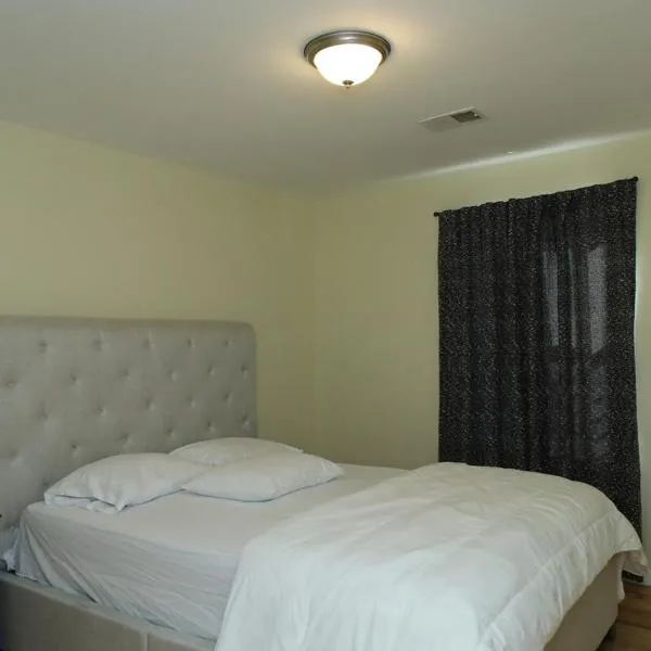Spacious 3 Bedroom, 15 Min to EWR Airport and Parks，位于纽瓦克的酒店