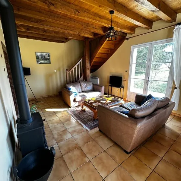 House with large private garden in Villereal，位于维勒雷阿勒的酒店