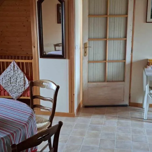 LOCATION à COUCY LE CHATEAU，位于Coucy-le-Château-Auffrique的酒店