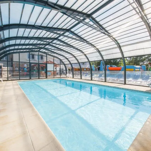 Camping Paradis Les Chanterelles，位于Saint-Rémy-sur-Durolle的酒店