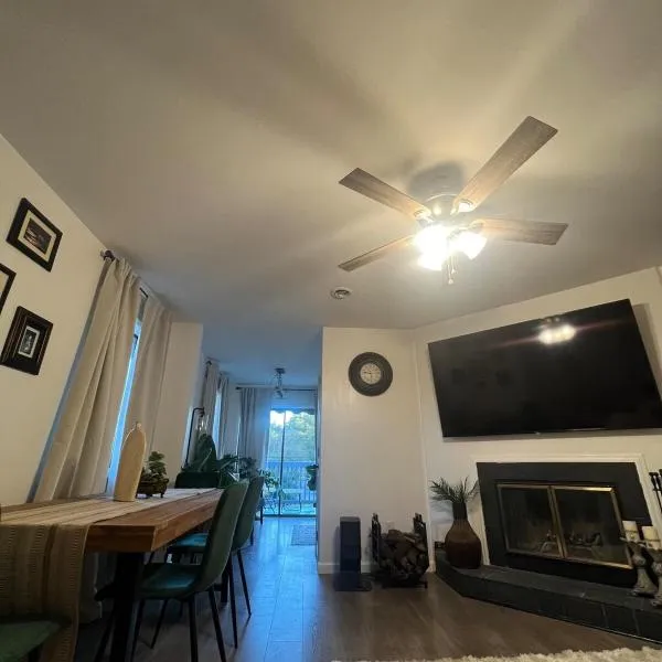 Lovely 2BR Condo near UNCW Beach，位于威尔明顿的酒店