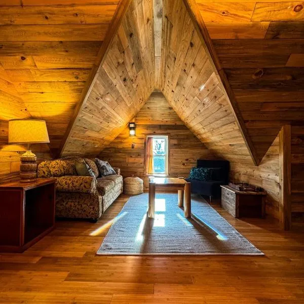 THE LOFT 3 level urban cabin with a HUGE patio!，位于Willmar的酒店