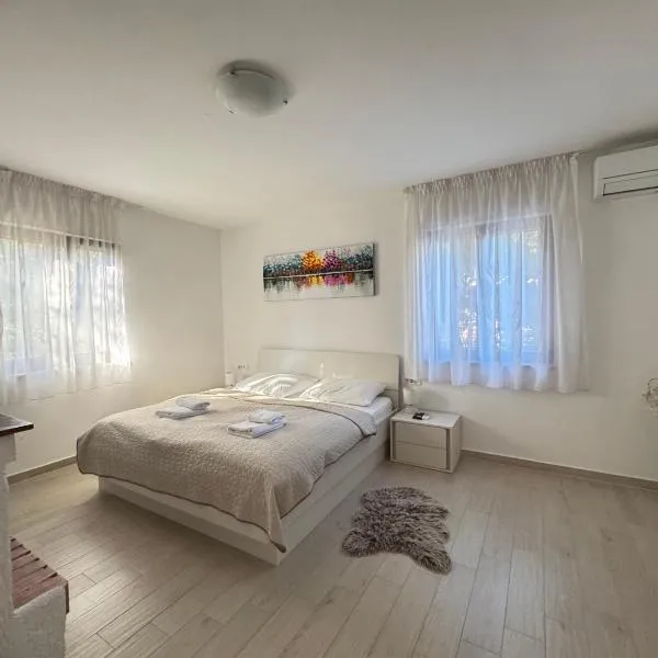 Flowers Apartments Medulin, Fucane 2，位于梅杜林的酒店