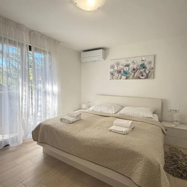 Flowers Apartments Medulin, Fucane 2，位于梅杜林的酒店