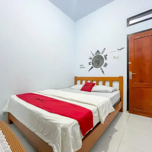RedDoorz Syariah at Home Ampana Guest House Ampana Kota，位于Dondo的酒店