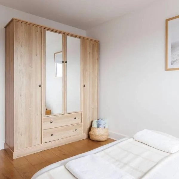 Sunny 1 bedroom apartment, Ocean house, East wittering，位于东威特灵的酒店