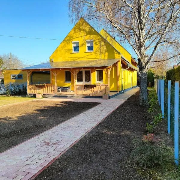 Nest Guesthouse-House for 16 people by the lake，位于加尔多尼的酒店