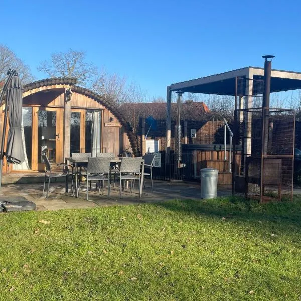 Wimbish Hall Cabins，位于Wimbish的酒店