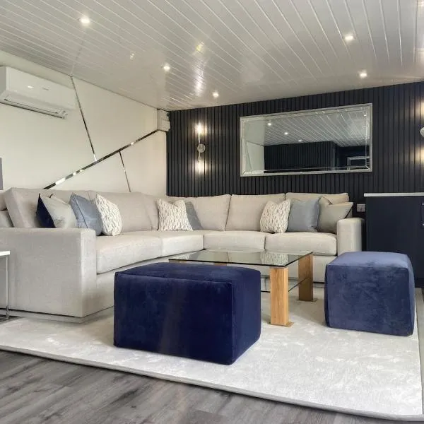 Luxury and Style - The Garden Room，位于温斯洛的酒店
