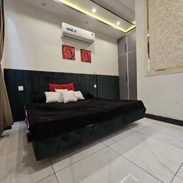 S H Residence & APARTMENTS，位于Mūsapur的酒店