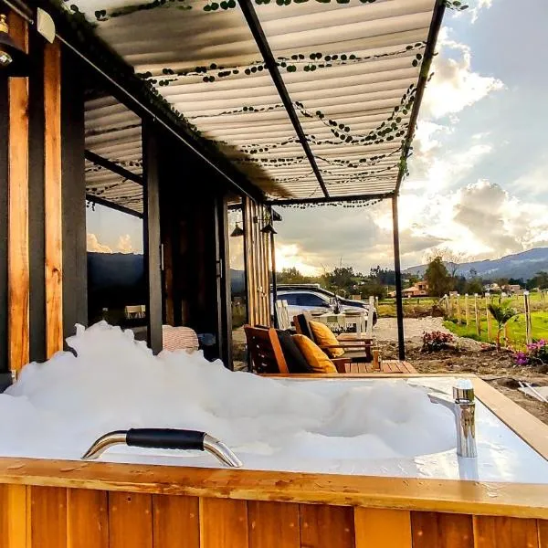Romántico Glamping tipo contenedor con Jacuzzi cerca al lago de Paipa，位于派帕的酒店
