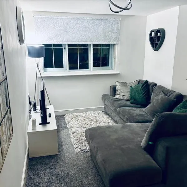 1 bed apartment next to train station，位于Mirfield的酒店