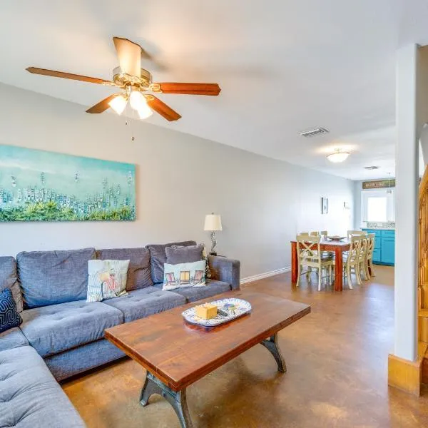 Steps to Beach and Pool Access Port Aransas Condo，位于阿兰瑟斯港的酒店