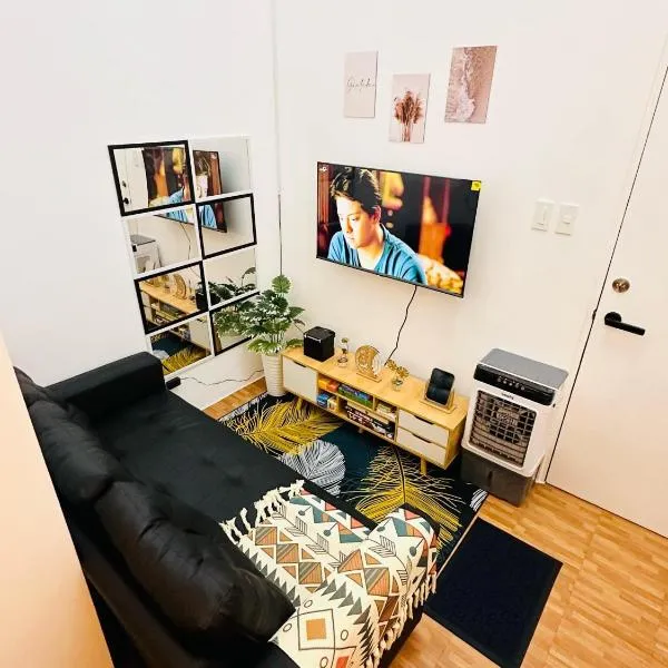 2 Bedroom and Bathroom Staycation Condo in Mandaluyong City near BONI MRT with WIFI and KARAOKE and POOL，位于马尼拉的酒店
