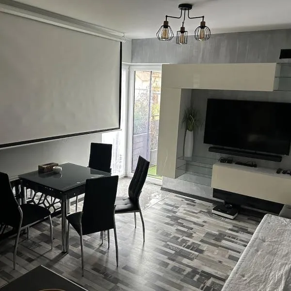 Double bed studio with large terrace，位于库特诺的酒店