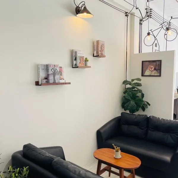 Twins cafe & Room，位于素叻的酒店