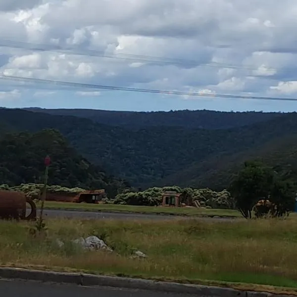 Waratah Waterfall Retreat Unit1 Free WiFi & Free Pay TV，位于Waratah的酒店