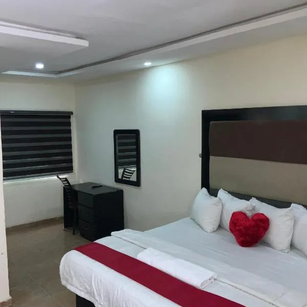 Senators Suites and Towers Hotel，位于Omole的酒店