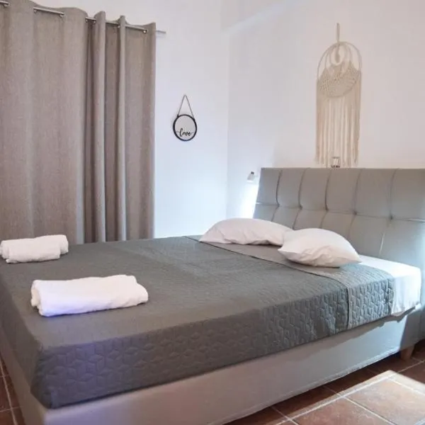 FERMINA KaGa kythnosuites，位于Mérichas的酒店