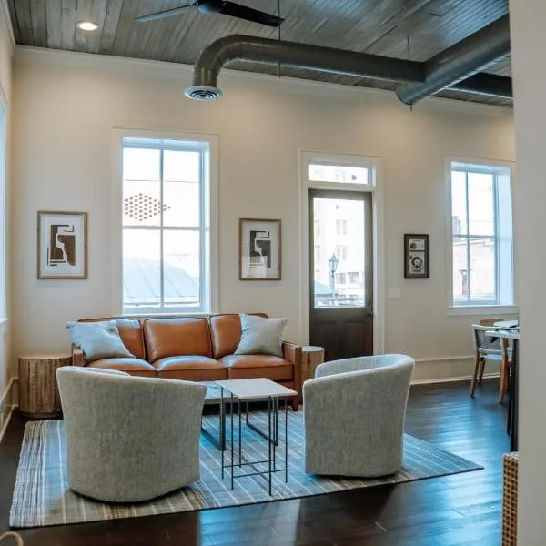 Quiet Downtown Loft - Walk to Dining and Coffee，位于梅肯的酒店