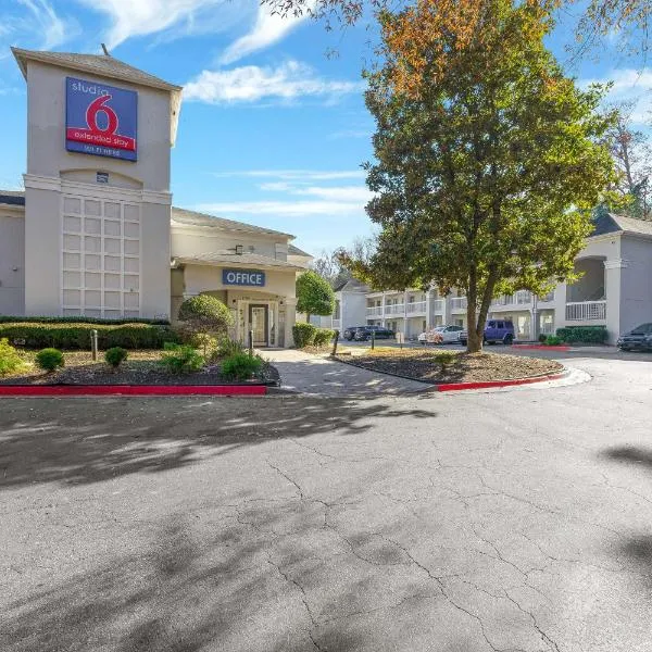 Studio 6-Tucker, GA - Atlanta Northlake，位于塔克的酒店