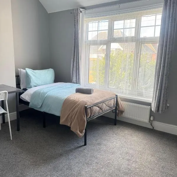 Shirley House 6, Guest House, Self Catering, Self Check in with smart locks, use of Fully Equipped Kitchen, close to City Centre, Ideal for Longer Stays, Excellent Transport Links，位于南安普敦的酒店