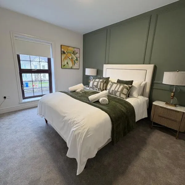 The Copper Still Bar Restaurant & Boutique Rooms，位于Dromod的酒店