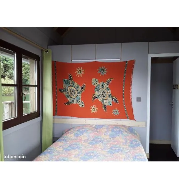 Chalets flottants lac saint Étienne Cantales,位于Saint-Gérons的酒店