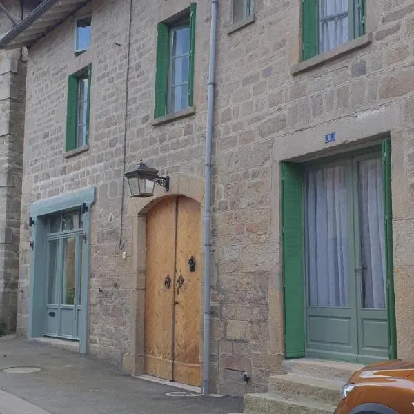 Ancient House in Village Centre，位于Peyrat-le-Château的酒店