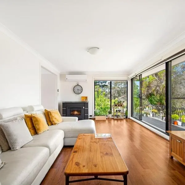 Spacious King Bed Three Bedroom Home 5 Minutes Walk To Three Sisters，位于肯图巴的酒店