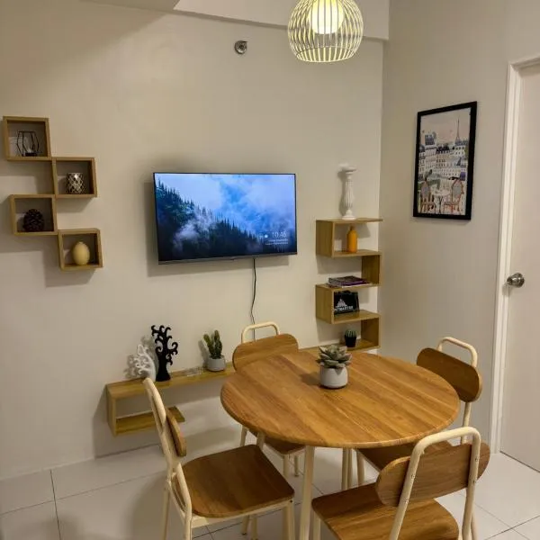 SM Naga City 2BR River view Balcony with Fiber Internet，位于那牙的酒店