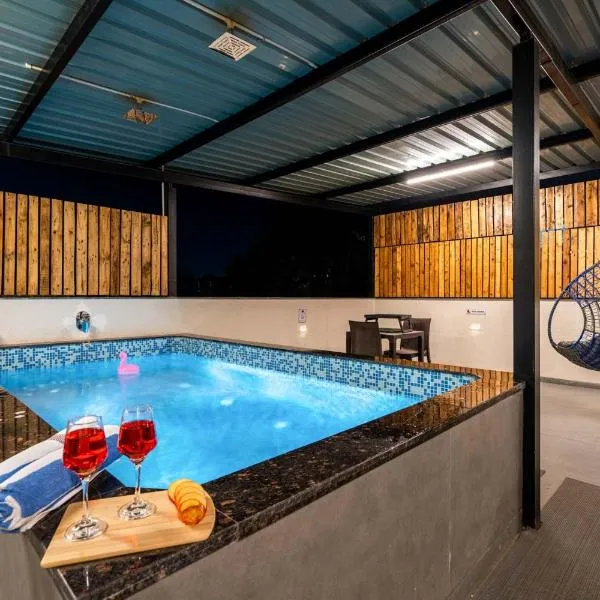 Serenity Skies Apartment with Pool by VEO - Part of StayVista，位于纳西克的酒店