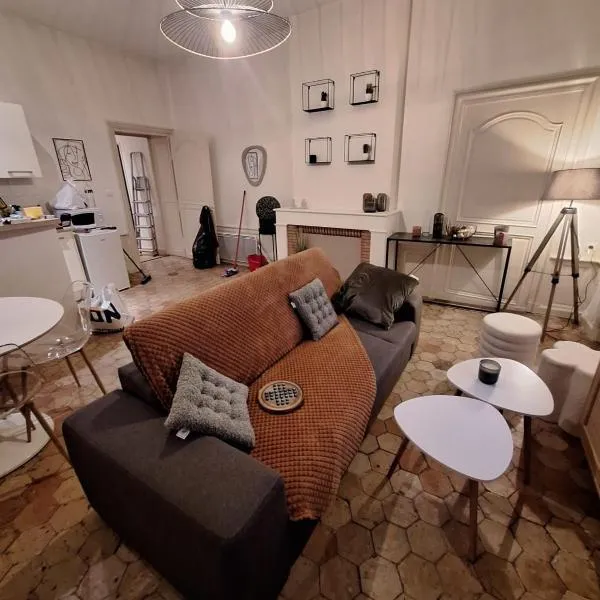 Le Clémenceau face à la Charente 2 chambres，位于桑特的酒店