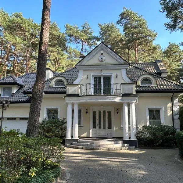 Comfortable 4 bedroom villa outdoor wood-fired sauna Warsaw，位于Magdalenka的酒店