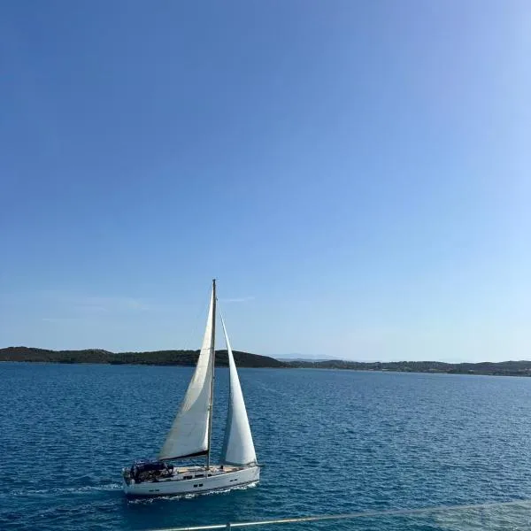 Casadei luxury sea view apartment，位于埃尔米奥尼的酒店