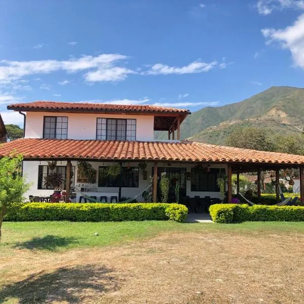 Beautiful Private Villa, Views in Every Direction，位于Bolívar的酒店