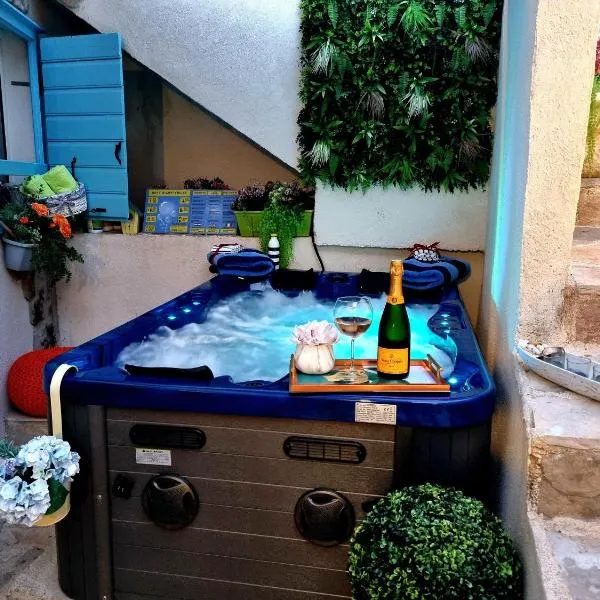 Vila Santa Maria Hvar with jacuzzi，位于耶尔萨的酒店