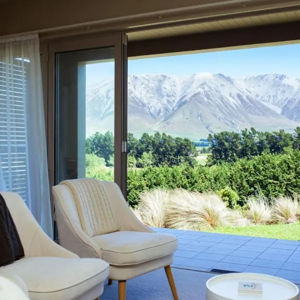 Villa 206 - Front Row Golf Views, Terrace Downs，位于温德维索的酒店