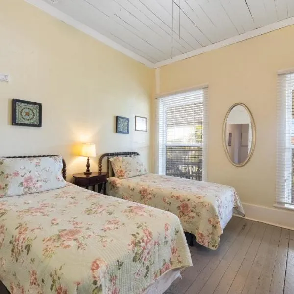 Cedar Keys Island Hotel in downtown，位于锡达基的酒店